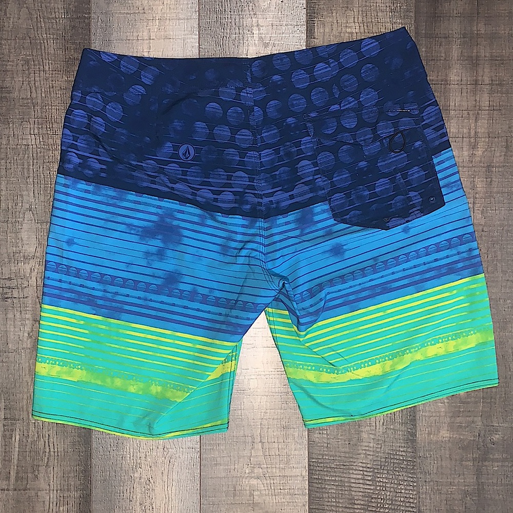 Volcom Board Shorts - Picture 2 of 7